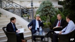 သြစတြီးယားနိုင်ငံ၊ ဗီယင်နာမြို့မှာ အီရန်နျူကလီယားဆွေးနွေးပွဲအတွက် တွေ့ဆုံနေကြတဲ့ အမေရိကန်နိုင်ငံခြားရေးဝန်ကြီး John Kerry (ဝဲ-ဒု) နဲ့ ကိုယ်စားလှယ်အဖွဲ့။