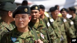 Des membres des Forces d'autodéfense du Japon arrivent à l'aéroport de Juba, Sud-Soudan, 21 novembre 2016. 