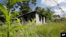 Sebuah rumah yang ditinggalkan terlihat di Brightmoor, di sisi barat laut Detroit, 19 Juli 2013. (Foto: AP)