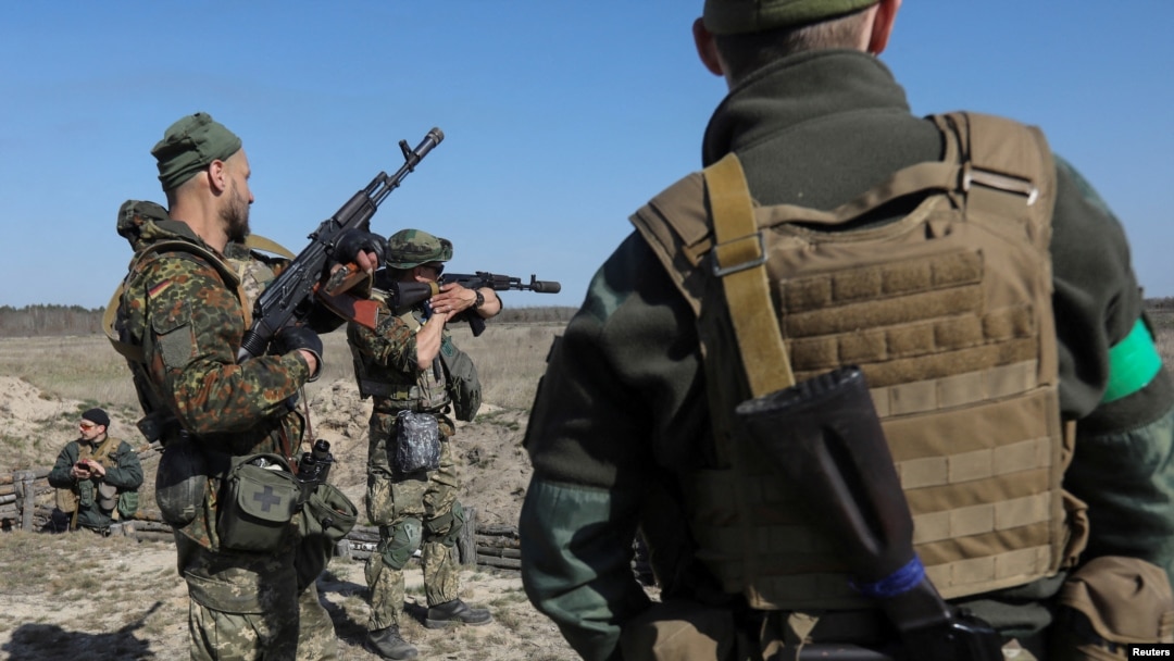 Anggota Pasukan Pertahanan Wilayah Ukraina mengelar aksi latihan militer mengantisipasi serangan Rusia yang terus berlanjut di wilayah Kyiv, pada 15 April 2022. (Foto: Reuters/Stringer)
