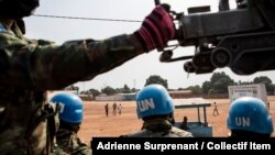Les forces rwandaises de maintien de la paix de la MINUSCA patrouillent à l'extérieur de Bangui, en République centrafricaine, samedi 23 janvier 2021.