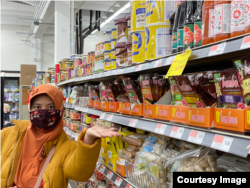 Cahya shopped for Indonesian products at the Asian Store (photo: doc).