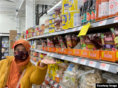 Cahya berbelanja produk-produk Indonesia di Asian Store (foto: dok).