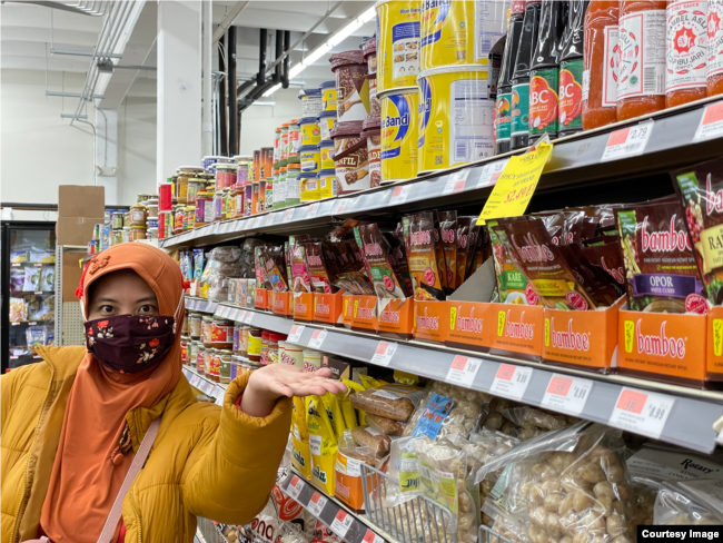 Cahya berbelanja produk-produk Indonesia di Asian Store (foto: dok).