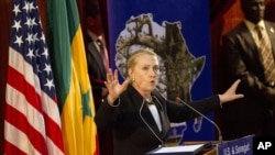 Clinton ofrece un discurso en la Universidad Cheikh Anta Diop de Dakar en el que anunció que EE.UU. no entrgará ayuda humanitaria a Malí hasta que el país esté controlado por civiles.