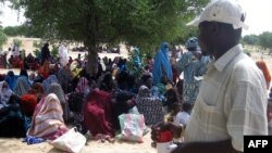 Le Programme alimentaire mondial (PAM) distribue l'aide aux enfants malnutris au Tchad, le 10 avril 2010.