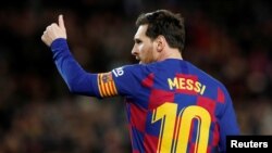 Lionel Messi merayakan gol pertama yang berhasil dicetaknya pada laga antara FC Barcelona dan Real Sociedad, Spanyol, 7 Maret 2020. (Foto: REUTERS/Albert Gea)