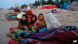 အာဖဂန်နစ္စတန် Herat မြို့ရှိ ဒုက္ခသည်စခန်းတွင်းက အာဖဂန်ကလေးငယ်အချို့။ (နိုဝင်ဘာ ၂၉၊ ၂၀၂၁)