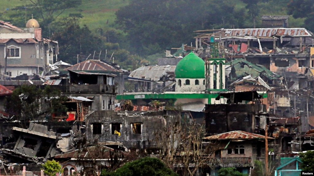 Damaged buildings and houses are seen as government forces continue their assault against insurgents from the Maute group, who have taken over large parts of Marawi city, Philippines, June 22, 2017. 