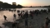 Cientos de migrantes cruzan río y entran a México