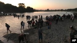 Los migrantes centroamericanos cruzan el río Suchiate desde Guatemala hacia México el 23 de enero de 2020.