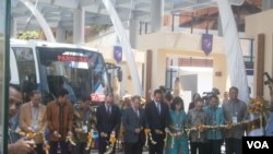 Peluncuran bus berbahan bakar biodiesel di arena KTT APEC di Nusa Dua, Bali (4/10). (VOA/Muliarta)