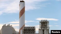 Ce bâtiment capture le CO2 dans l'air près de Hinwil, Suisse, le 18 juillet 2017. 