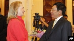 Ngoại trưởng Hoa Kỳ Hillary Rodham Clinton và Bộ trưởng Ngoại giao Việt Nam Phạm Bình Minh tại nhà khách chính phủ ở Hà Nội, ngày 10/7/2012