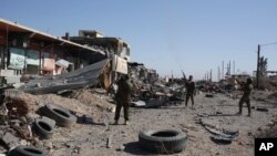 Combatientes kurdos peshmerga hacen disparos al aire en celebración de la retoma de Sinjar, en el norte de Irak, el viernes, 13 de noviembre de 2015.