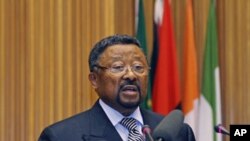 Jean Ping na tarayyar Afirka yake magana da namena labarai a Addis Ababa.