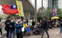 有市民在西九龙裁判法院大楼外展示青天白日旗以及港英殖民时代的龙狮旗，是国安法实施8个月以来，较少见的示威方式。 （美国之音/汤惠芸）