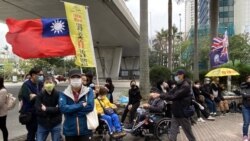 有市民在西九龍裁判法院大樓外展示青天白日旗以及港英殖民時代的龍獅旗，是國安法實施8個月以來，較少見的示威方式。（攝影：美國之音湯惠芸）