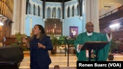 El pastor Luis Barrios oficia el servicio religioso en la Iglesia Episcopal de Washington Heights en Nueva York y María Isabel Santiviago traduce en lenguaje de señas para los fieles hispanos.
