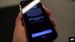 Una pantalla muestra un aviso al instalar la actualización, iOS 13.2 en un iPhone el martes 29 de octubre de 2019 en Nueva York. Apple está reanudando el uso de humanos para revisar los comandos y dictados de Siri con la última actualización de software. 