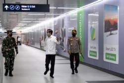 Presiden Joko Widodo mengenakan masker wajah saat mengunjungi stasiun MRT untuk melihat penanganan pandemi virus corona (Covid-19) di Jakarta, 26 Mei 2020. (Foto: Sigid Kurniawan/Pool/AFP)