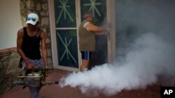 Seorang petugas kesehatan melakukan fumigasi untuk mencegah penyebaran nyamuk pembawa virus zika di Havana, Kuba (foto: ilustrasi). PBB akan mencoba teknik baru untuk melakukan sterilisasi nyamuk jantan. 