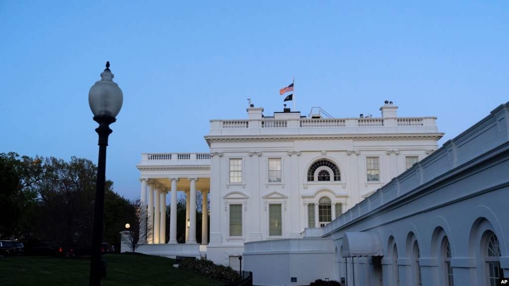 暮色下的白宫。（2024年4月14日）(photo:VOA)