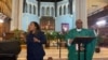 El pastor Luis Barrios oficia el servicio religioso en la Iglesia Episcopal de Washington Heights en Nueva York y María Isabel Santiviago traduce en lenguaje de señas para los fieles hispanos.