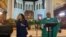 El pastor Luis Barrios oficia el servicio religioso en la Iglesia Episcopal de Washington Heights en Nueva York y María Isabel Santiviago traduce en lenguaje de señas para los fieles hispanos.