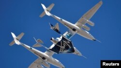 ARCHIVO - El avión cohete Virgin Galactic, WhiteKnightTwo, con la nave de pasajeros SpaceShipTwo despega del puerto aéreo y espacial de Mojave, California, el 22 de febrero de 2019.