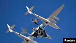 Roket pembawa Virgin Galactic, WhiteKnightTwo, dengan pesawat penumpang antariksa SpaceShipTwo, lepas landas dari Mojave Air and Space Port di Mojave, California, 22 Februari 2019. 