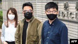 Nga e majta, Agnes Chow, Ivan Lam dhe Joshua Wong mbërrijnë për seancën gjyqësore