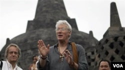 Aktor Richard Gere menyapa para wartawan dalam kunjungan ke Candi Borobudur di Magelang, Jawa Tengah, Senin pagi (27/6).