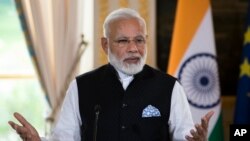 ທ່ານ Narendra Modi ນາຍົກລັດຖະມົນຕີອິນເດຍ ກ່າວຄໍາປາໄສ ໃນຖະແຫລງການຮ່ວມກັບ ທ່ານ Emmanuel Macron ປະທານາທິບໍດີຝຣັ່ງ ພາຍຫລັງທີ່ພົບປະກັນ ຢູ່ພະລາດຊະວັງ Elysee ໃນປາຣີ ໃນວັນທີ 3 ມິຖຸນາ, 2017.