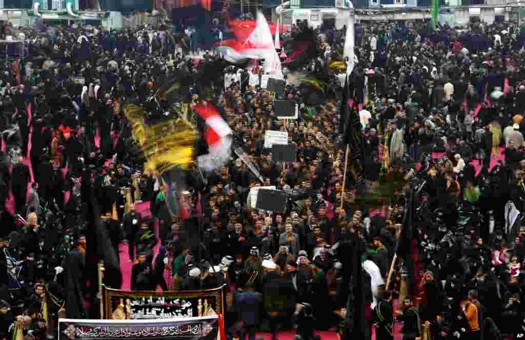 Para penganut Syiah berkumpul di antara tempat suci Imam Hussein dan Imam Abbas, dalam perayaan Ashura di Karbala, Irak (12/11). (AP/Hadi Mizban)