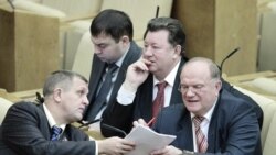 گفت و گو درباره پیمان جدید استارت در پارلمان روسیه موسوم به «دوما»
Communist Party leader Zyuganov talks with a deputy during a session of the lower house of parliament, the State Duma, in Moscow, 24 Dec 2010