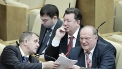 گفت و گو درباره پیمان جدید استارت در پارلمان روسیه موسوم به «دوما»
Communist Party leader Zyuganov talks with a deputy during a session of the lower house of parliament, the State Duma, in Moscow, 24 Dec 2010