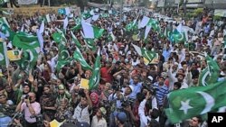 Supporters of Pakistan's ruling People's Party rally to condemn NATO strikes on Pakistan troops, in Karachi, Pakistan, November 30, 2011.