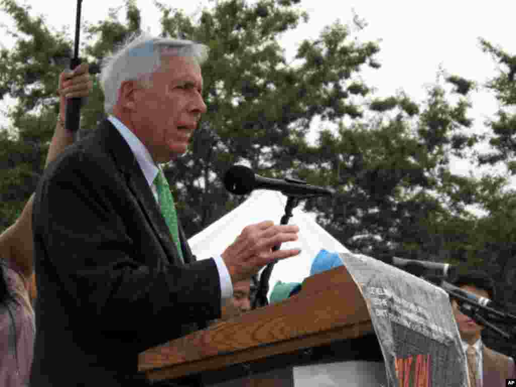 14일 의사당 앞 RALLY 에서 연설하는 프랭크 울프 하원의원(VA)