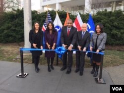 Officials dedicate the signs marking the site where the so-called Yellow House Slave Pen once stood. Pictured, from left to right, are Julia Hudson, Regional Administrator GSA, National Capital Region; Denise Roth, Administrator GSA (General Services Administration); Anthony Foxx, Secretary Department of Transportation; Michael Huerta, Administrator Federal Aviation Administration; and Lauren Vaughan, Secretary District of Columbia. (C. Simkins/VOA)