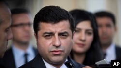 Eski HDP Eş Genel Başkanı Selahattin Demirtaş hakkında açılan 10 davanın birleştirildiği dava Mersin’de görüldü. 