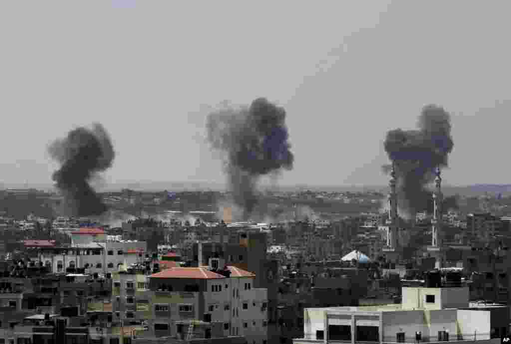 Smoke rises after an Israeli missile strikes hit the northern Gaza Strip, July 16, 2014.