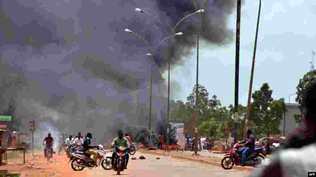 Des manifestants brûlent des pneus le long d&#39;une rue à Ouagadougou, 17 septembre 2015