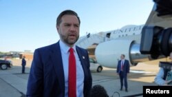 Віцепрезидент США Джей Ді Венс під час розмови із репортерами, аеропорт Цинциннаті, Кентукі, 22 жовтня 2026. Jacquelyn Martin/REUTERS