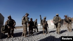 Tentara AS menunggu helikopter di pangkalan udara Militer Nasional Afghan di Provinsi Logar, Afghanistan, 7 Agustus 2018. (Foto: Reuters)