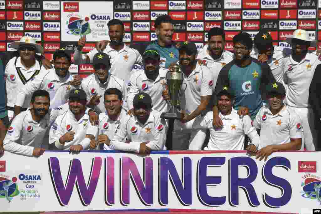 کراچی ٹیسٹ میں سری لنکا کو شکست دینے کے بعد پاکستانی کھلاڑیوں کا ٹرافی کے ہمراہ گروپ فوٹو۔ 