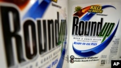 Thuốc trừ cỏ Roundup, một sản phẩm của Monsanto, được trưng bày tại một cửa hàng ở St. Louis, Missouri. Việt Nam ban hành lệnh cấm hợp chất glyphosate có trong Roundup vì cho rằng có nguy hại tới sức khỏe con người.