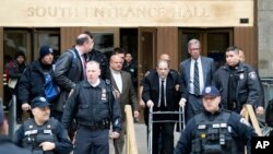 Harvey Weinsten, tercero desde la derecha, rodeado por funcionarios judiciales deja la corte de Nueva York luego de una audiencia previa a su juicio por delitos sexuales. Lunes 6 de enero de 2020. (AP/Mary Altaffer)