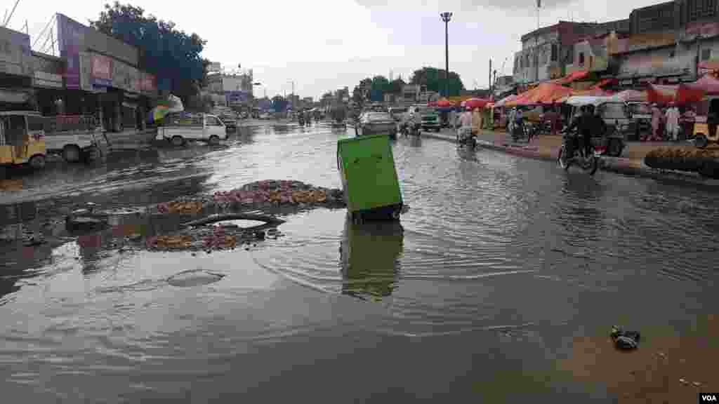 کراچی سمیت سندھ کے مختلف شہروں میں بارشوں سے ہونے والی تباہی کی وجہ سے سندھ حکومت نے رین ایمرجنسی نافذ کر دی ہے۔