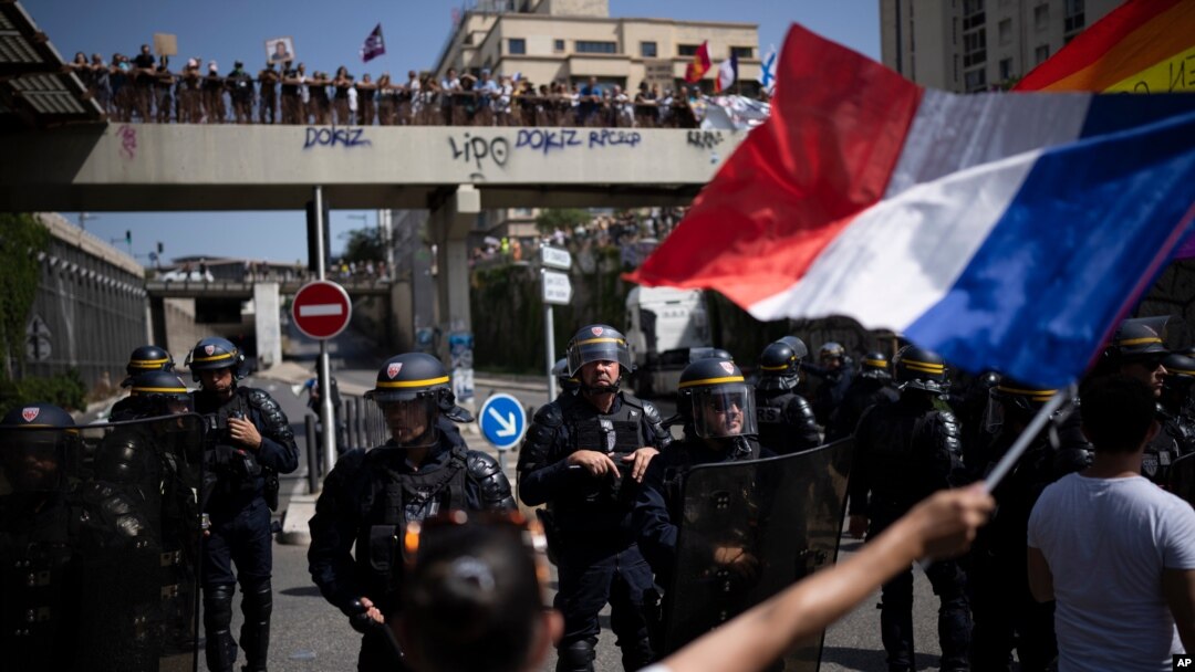 Bamwe mu banyagihugu bakoze imyiyerekano mu gisagara ca Marseille co mu Bufaransa bahanganye na Polisi 